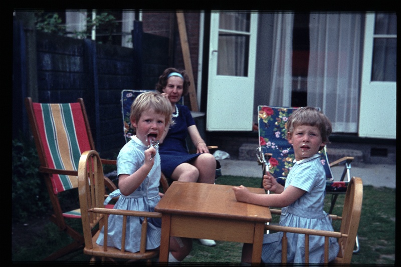 32.Delft mei 1966 Mama,Brigitte,Marion.JPG